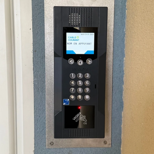 Installation interphone avec digicode et lecteur de badge pour contrôle d'accès