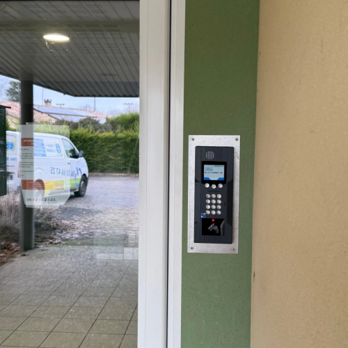 Installation interphone avec digicode et lecteur de badge pour contrôle d'accès